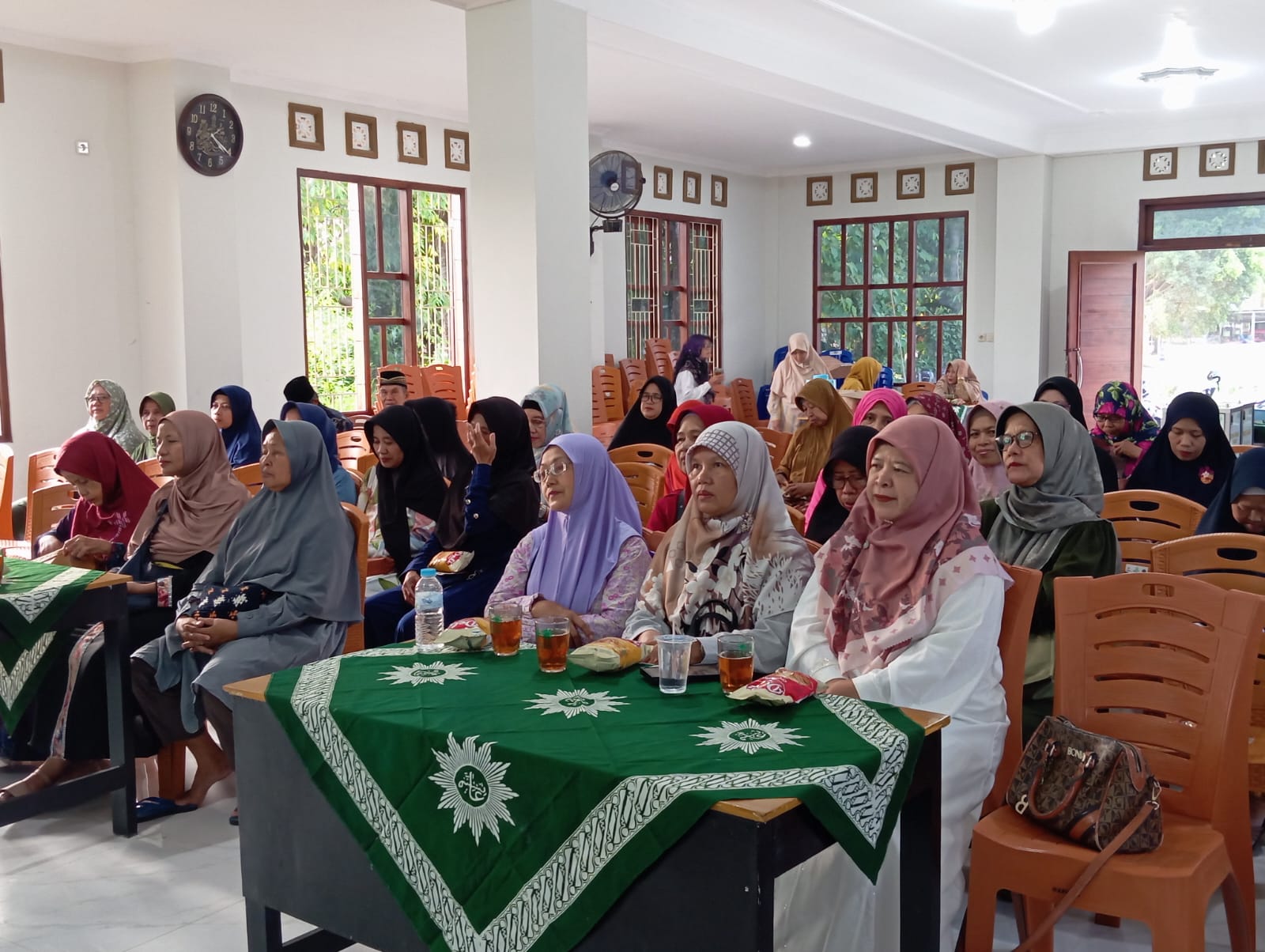 Jamaah menyimak Kajian Rindu Baitullah di Gedung Muhammadiyah Banyuraden