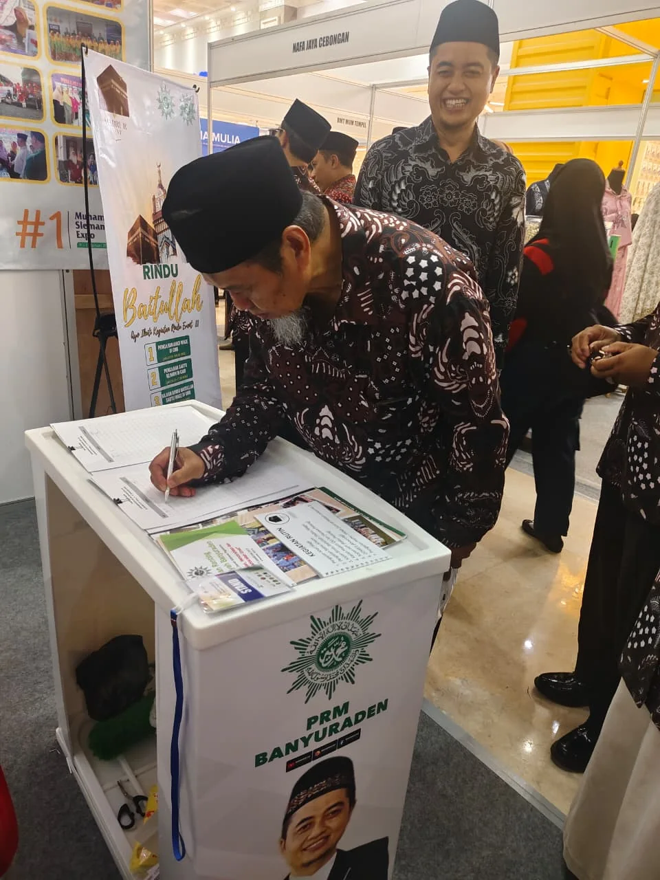 12 2026 01 11 Pengunjung Mengisi Buku Tamu