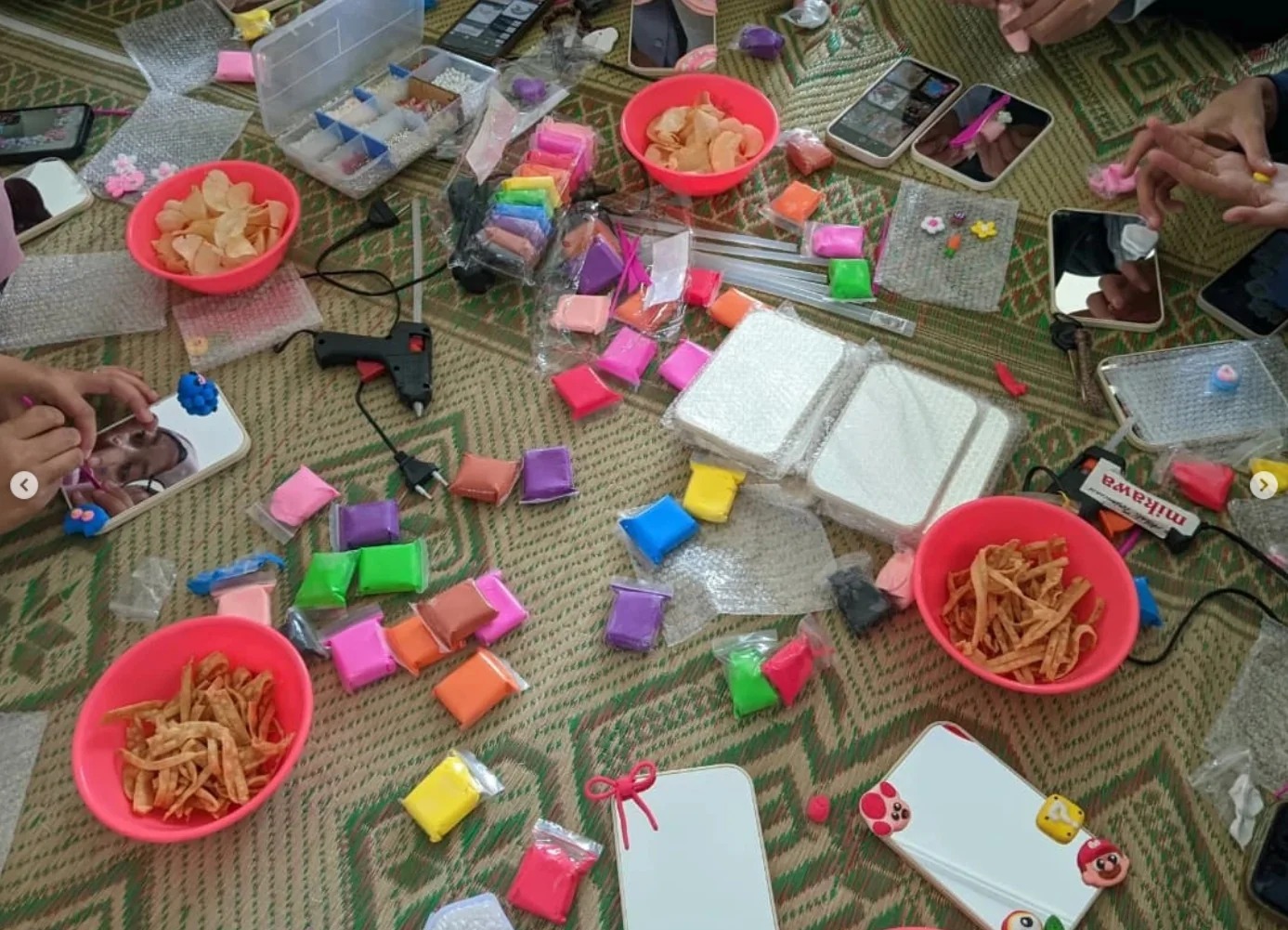 Clay warna-warni dan perlengkapan disiapkan untuk peserta.