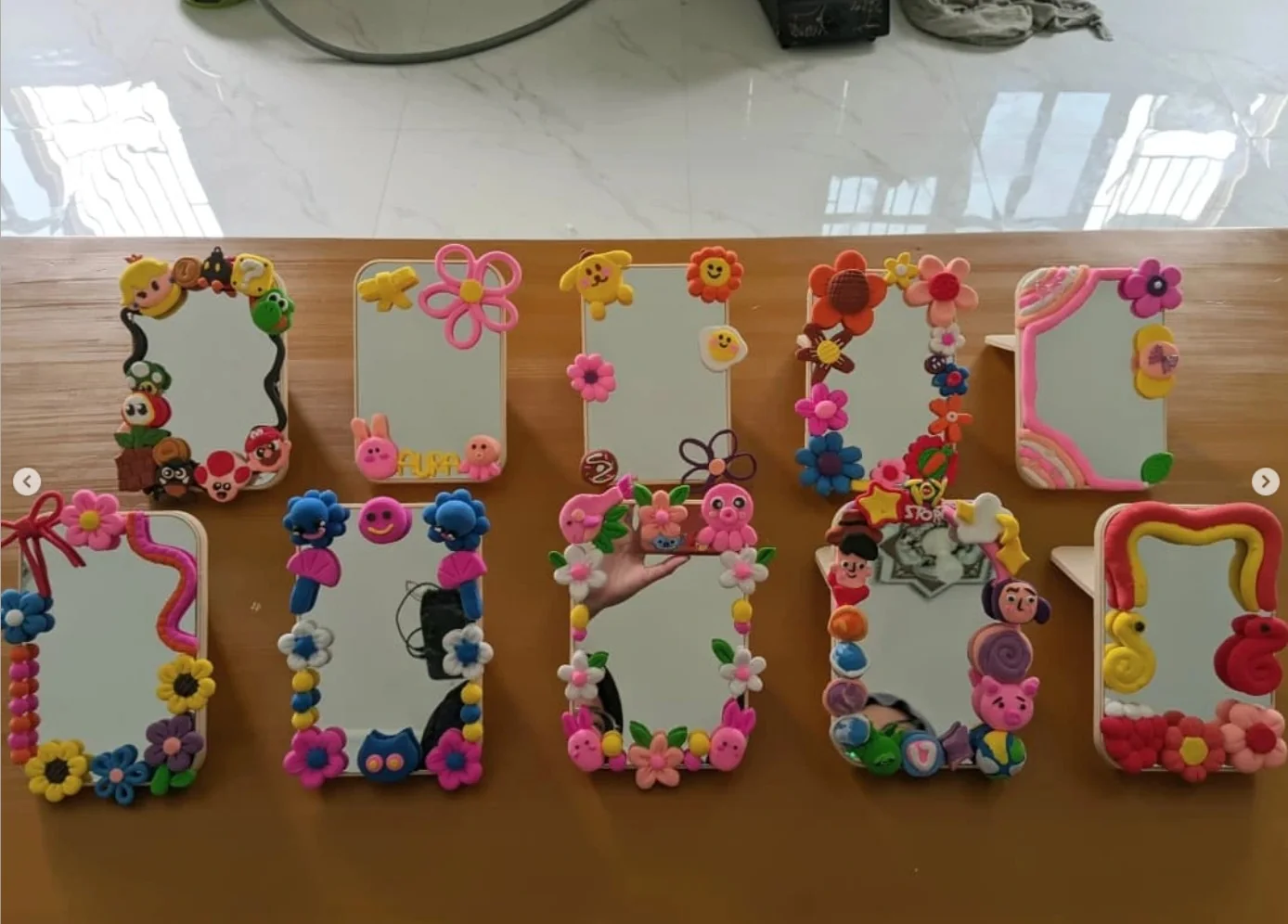 Setiap karya menghadirkan susunan ornamen yang berbeda.