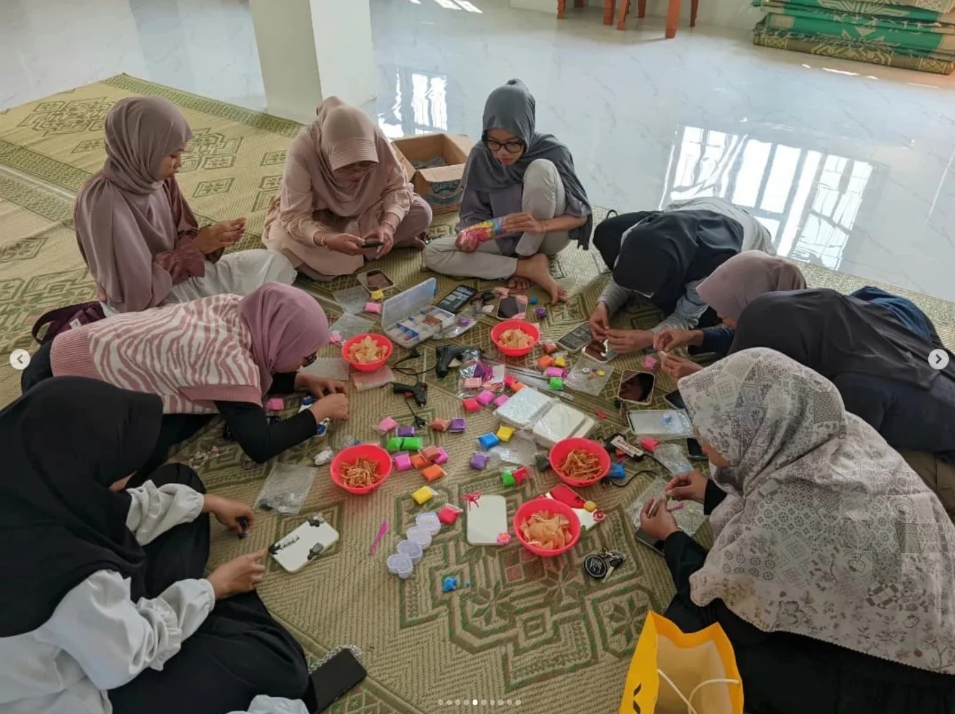 Peserta mengerjakan cermin clay secara berkelompok.