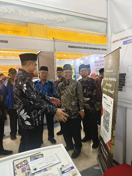Ketua PWM DIY Dr. H. Muhammad Ikhwan Ahada, S.Ag., M.A. mengunjungi stan PRM Banyuraden dan melihat materi Mabrur Event.
