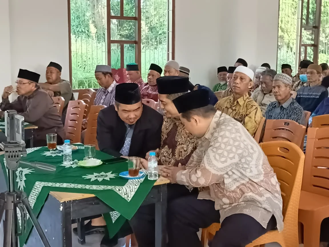 Jamaah mengikuti rangkaian Pengajian Ahad Wage di Gedung Muhammadiyah Banyuraden.