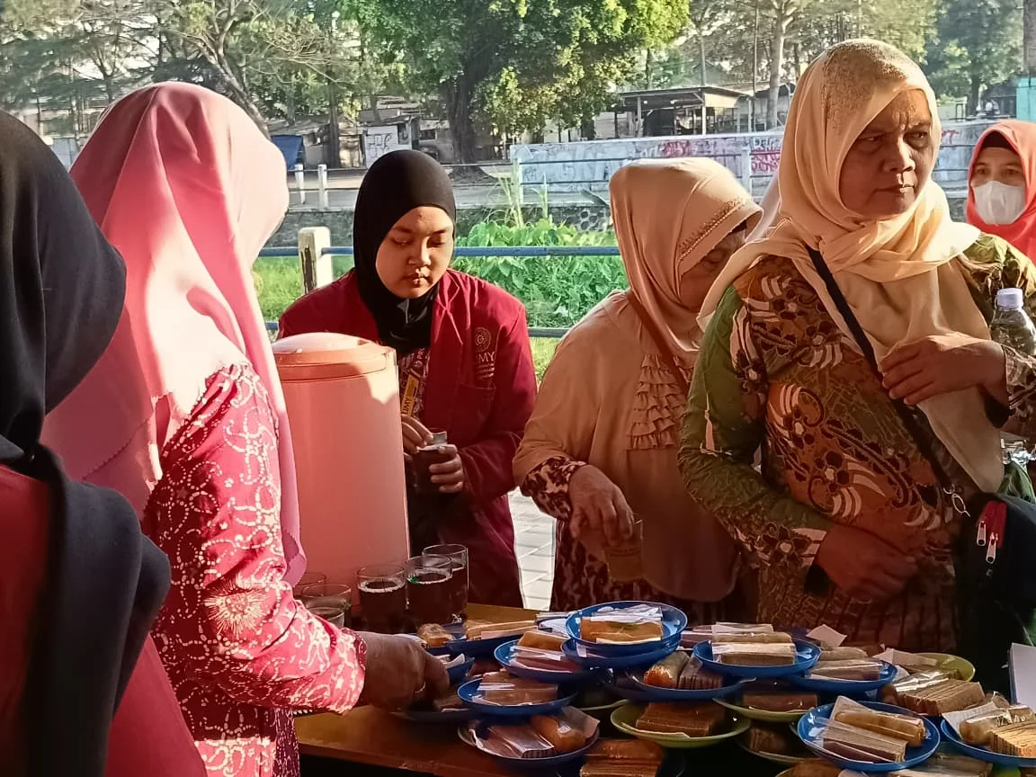 Warga menyiapkan konsumsi untuk mendukung kelancaran Pengajian Ahad Wage PRM Banyuraden.