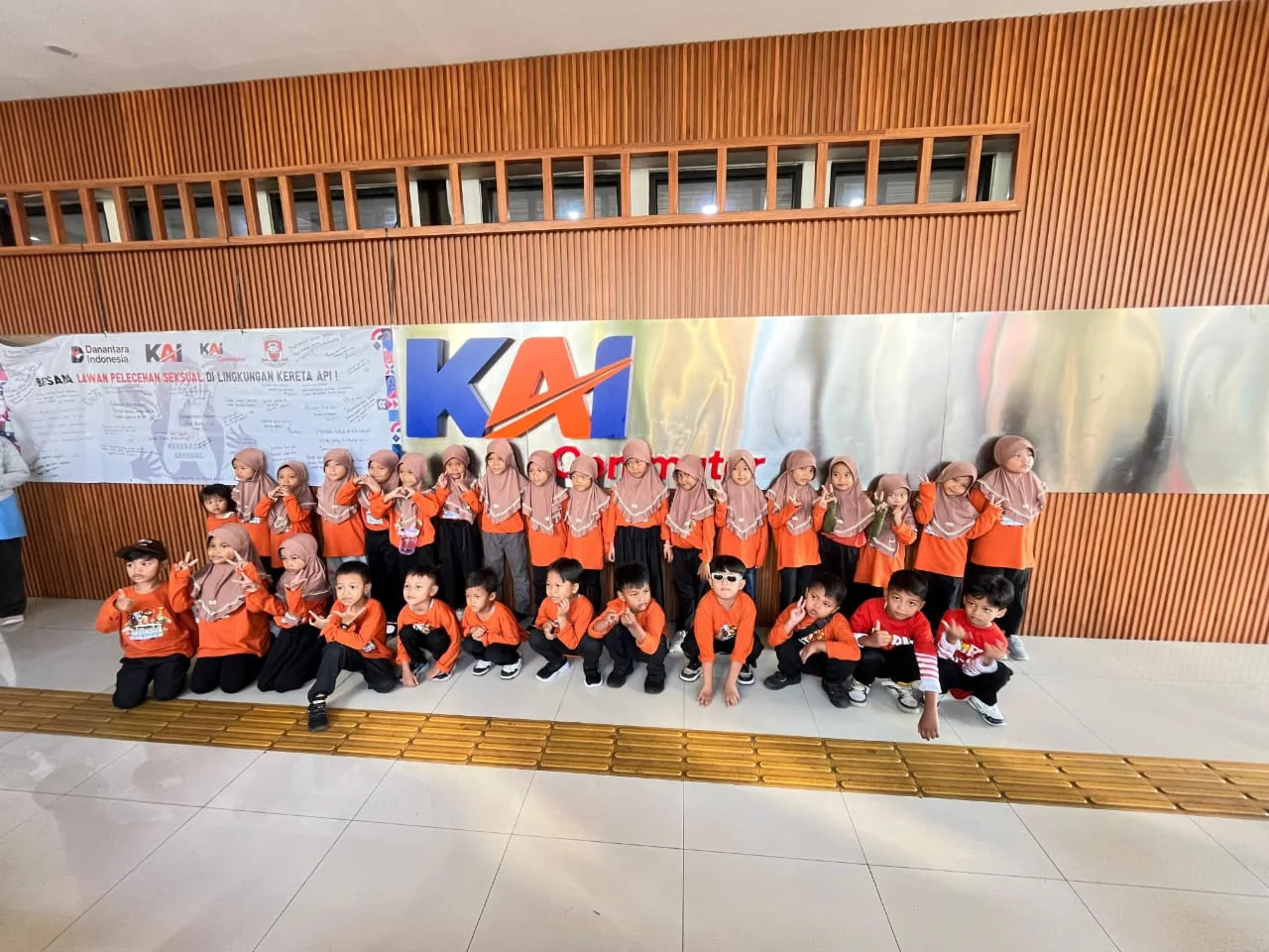 Kegiatan edukasi kereta api bersama anak-anak TK ABA Dukuh 3.