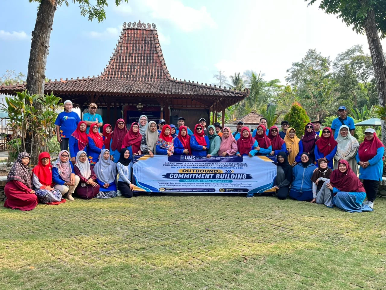 Peserta PRM, PRA, PRPM, dan PRNA Banyuraden bersama Tim UMS seusai rangkaian Commitment Building.